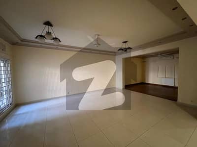 ایف ۔ 11 اسلام آباد میں 4 کمروں کا 16 مرلہ فلیٹ 2.4 لاکھ میں کرایہ پر دستیاب ہے۔