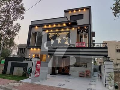 بحریہ ٹاؤن اوورسیز انکلیو بحریہ ٹاؤن,لاہور میں 5 کمروں کا 10 مرلہ مکان 4.0 کروڑ میں برائے فروخت۔ بحریہ ٹاؤن اوورسیز انکلیو بحریہ ٹاؤن,لاہور میں 5 کمروں کا 10 مرلہ مکان 4.0 کروڑ میں برائے فروخت۔