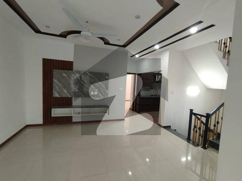 آئی ۔ 10 اسلام آباد میں 6 کمروں کا 6 مرلہ مکان 4.85 کروڑ میں برائے فروخت۔