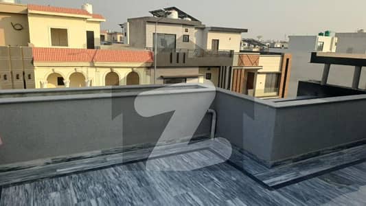 پارک ویو سٹی لاہور میں 5 کمروں کا 10 مرلہ مکان 1.4 لاکھ میں کرایہ پر دستیاب ہے۔