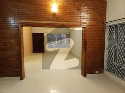 ایف ۔ 10/4 ایف ۔ 10,اسلام آباد میں 4 کمروں کا 1 کنال مکان 3.5 لاکھ میں کرایہ پر دستیاب ہے۔