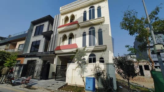 اتحاد ٹاؤن فیز ١ اتحاد ٹاؤن,رائیونڈ روڈ,لاہور میں 4 کمروں کا 5 مرلہ مکان 2.99 کروڑ میں برائے فروخت۔ اتحاد ٹاؤن فیز ١ اتحاد ٹاؤن,رائیونڈ روڈ,لاہور میں 4 کمروں کا 5 مرلہ مکان 2.99 کروڑ میں برائے فروخت۔