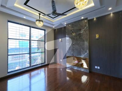 فارمانئیٹس ہاؤسنگ سکیم لاہور میں 5 کمروں کا 10 مرلہ مکان 4.15 کروڑ میں برائے فروخت۔