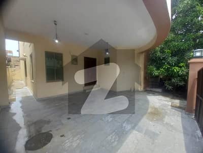 عسکری 10 - سیکٹر سی عسکری 10,عسکری,لاہور میں 4 کمروں کا 10 مرلہ مکان 5.6 کروڑ میں برائے فروخت۔