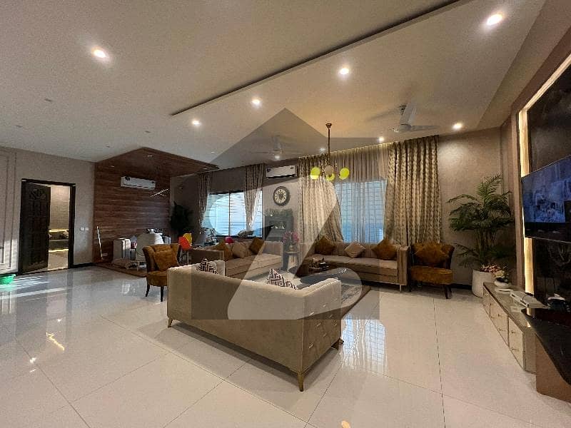 1000 yards banglow fully furnished