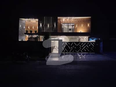 لیک سٹی رائیونڈ روڈ,لاہور میں 5 کمروں کا 1 کنال مکان 8.7 کروڑ میں برائے فروخت۔ لیک سٹی رائیونڈ روڈ,لاہور میں 5 کمروں کا 1 کنال مکان 8.7 کروڑ میں برائے فروخت۔