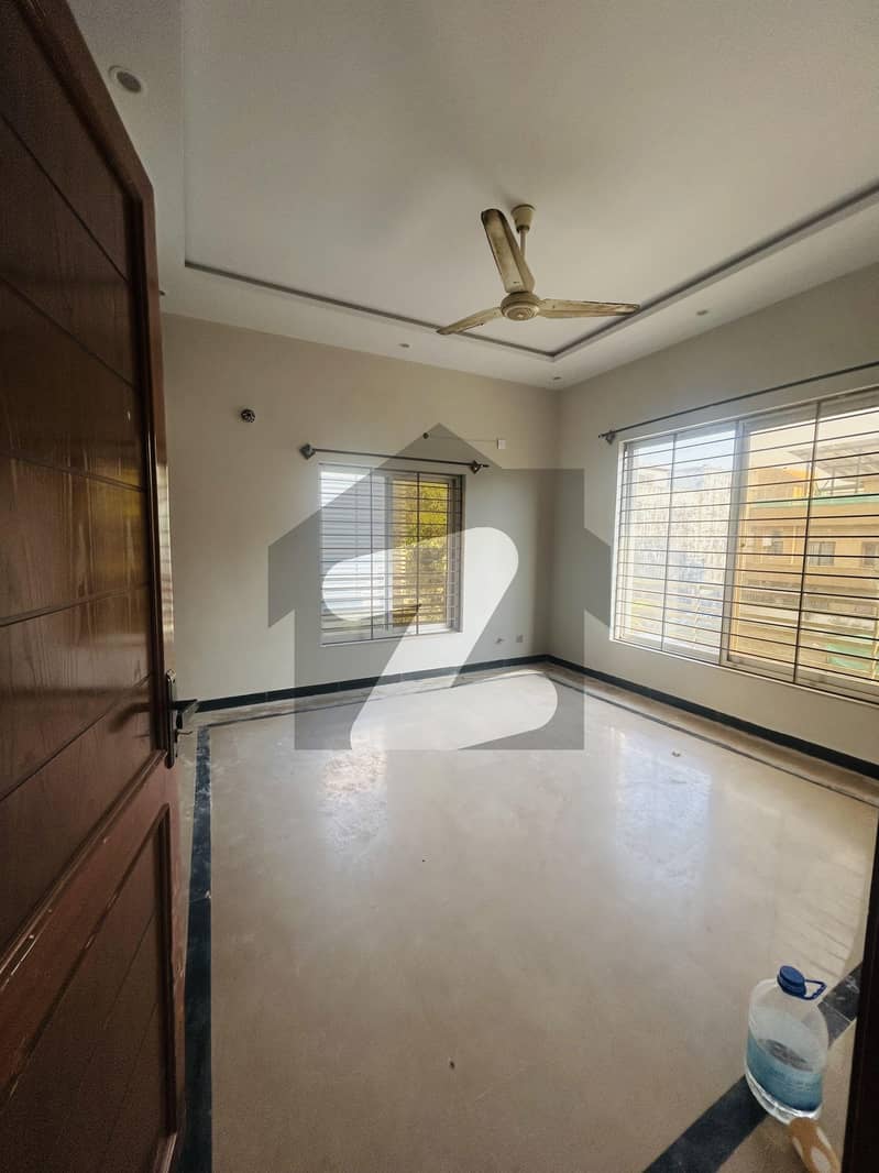 4 MARLA NEWLY CONSTRUCTED UPPER PORTION