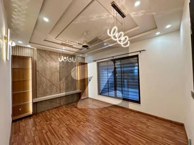 بحریہ ٹاؤن فیز 7 بحریہ ٹاؤن راولپنڈی,راولپنڈی میں 6 کمروں کا 1 کنال مکان 10.0 کروڑ میں برائے فروخت۔