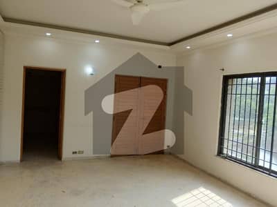 اولڈ آفیسرز کالونی صدر,کینٹ,لاہور میں 4 کمروں کا 1 کنال مکان 7.25 کروڑ میں برائے فروخت۔