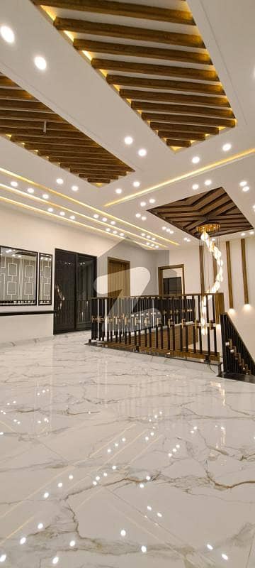 کینال روڈ فیصل آباد میں 5 کمروں کا 7 مرلہ مکان 3.5 کروڑ میں برائے فروخت۔