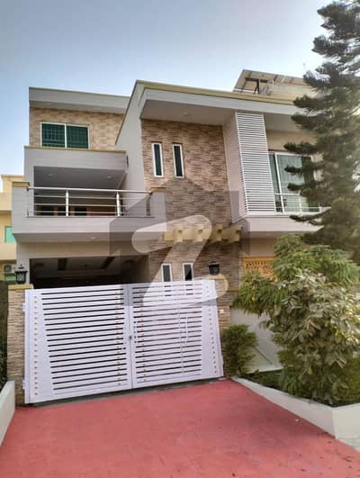 جی ۔ 13 اسلام آباد میں 5 کمروں کا 8 مرلہ مکان 5.75 کروڑ میں برائے فروخت۔