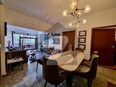 کلفٹن ۔ بلاک 3 کلفٹن,کراچی میں 3 کمروں کا 7 مرلہ فلیٹ 3.7 کروڑ میں برائے فروخت۔