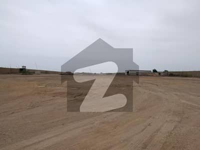 نیشنل ہائی وے کراچی میں 216 کنال کمرشل پلاٹ 72.9 کروڑ میں برائے فروخت۔