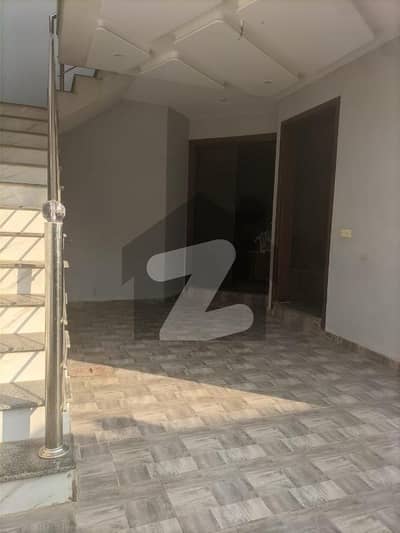 نیو شالیمار کالونی ملتان میں 4 کمروں کا 6 مرلہ مکان 55.0 ہزار میں کرایہ پر دستیاب ہے۔