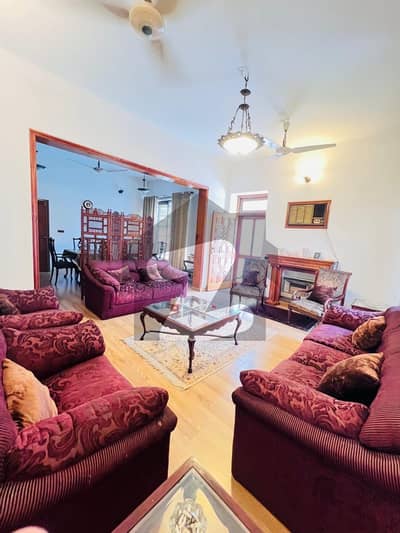 نیو مسلم ٹاؤن لاہور میں 8 کمروں کا 1 کنال مکان 9.5 کروڑ میں برائے فروخت۔