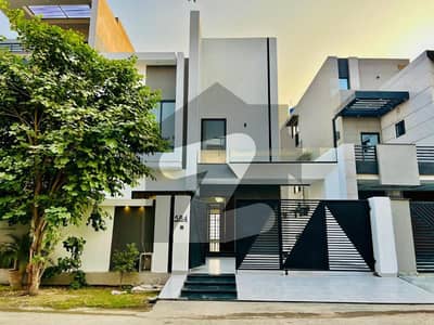 لیک سٹی ۔ سیکٹر ایم ۔ 2اے لیک سٹی,رائیونڈ روڈ,لاہور میں 5 کمروں کا 10 مرلہ مکان 5.6 کروڑ میں برائے فروخت۔