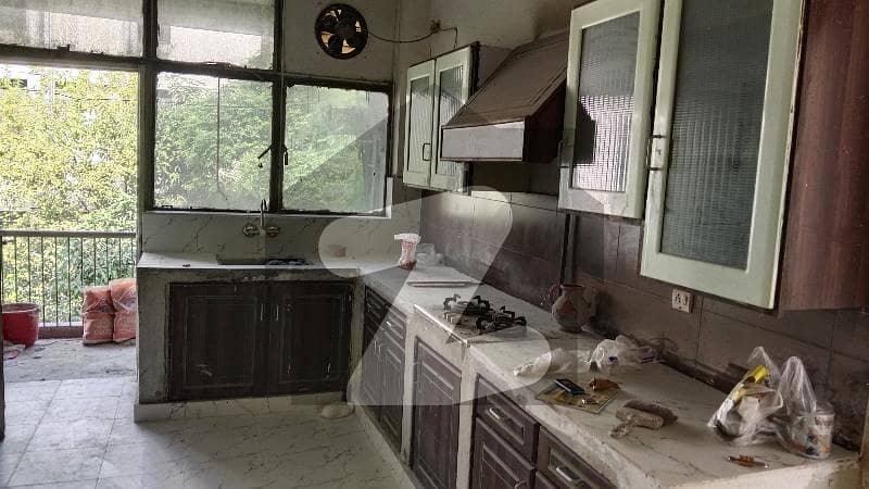 عسکری 1 عسکری,لاہور میں 3 کمروں کا 10 مرلہ فلیٹ 2.7 کروڑ میں برائے فروخت۔