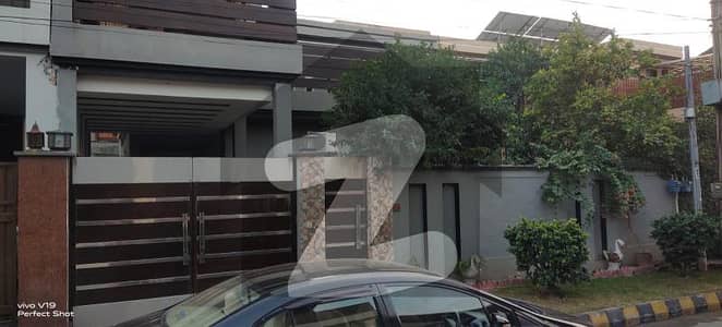 شامی روڈ پشاور میں 8 کمروں کا 1 کنال مکان 28.0 کروڑ میں برائے فروخت۔