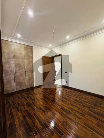 ازمیر ٹاؤن لاہور میں 6 کمروں کا 1 کنال مکان 2.5 لاکھ میں کرایہ پر دستیاب ہے۔