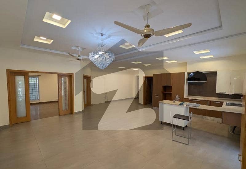 ایف ۔ 7 اسلام آباد میں 6 کمروں کا 1 کنال مکان 13.0 لاکھ میں کرایہ پر دستیاب ہے۔