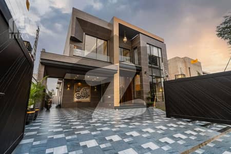 ڈی ایچ اے فیز 7 - بلاک ایکس فیز 7,ڈیفنس (ڈی ایچ اے),لاہور میں 5 کمروں کا 1 کنال مکان 6.5 کروڑ میں برائے فروخت۔