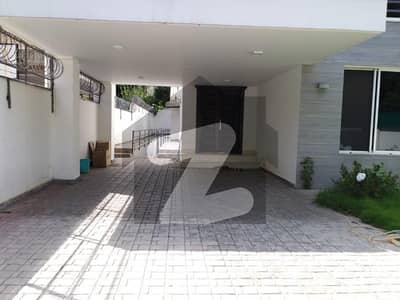 FOR RENT Renovated 6 Bedrooms Triple Storey House F_8/1