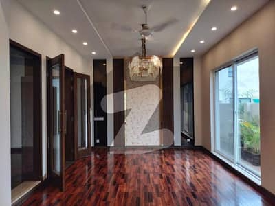 بحریہ ٹاؤن سیکٹر سی بحریہ ٹاؤن,لاہور میں 5 کمروں کا 1 کنال مکان 6.5 کروڑ میں برائے فروخت۔