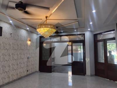 بحریہ ٹاؤن سیکٹر سی بحریہ ٹاؤن,لاہور میں 5 کمروں کا 10 مرلہ مکان 4.5 کروڑ میں برائے فروخت۔