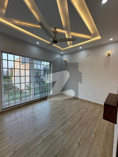 ڈی ایچ اے 9 ٹاؤن ڈیفنس (ڈی ایچ اے),لاہور میں 3 کمروں کا 5 مرلہ مکان 2.0 کروڑ میں برائے فروخت۔