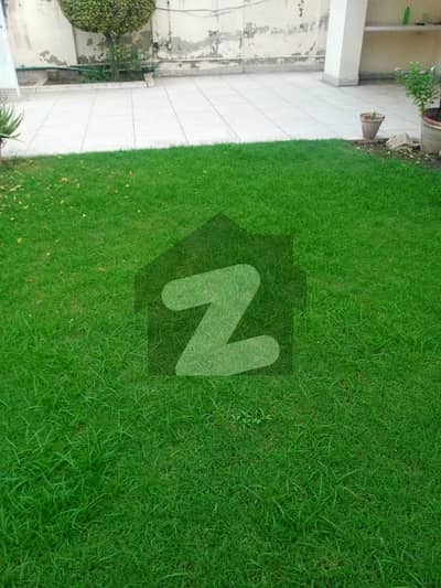 9 Marla plot in New Muslim town prime location 35lac per Marla commission 2 percent