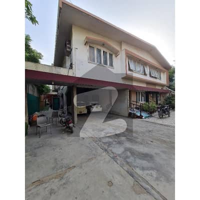 الہلال سوسائٹی کراچی میں 6 کمروں کا 2 کنال مکان 30.5 کروڑ میں برائے فروخت۔