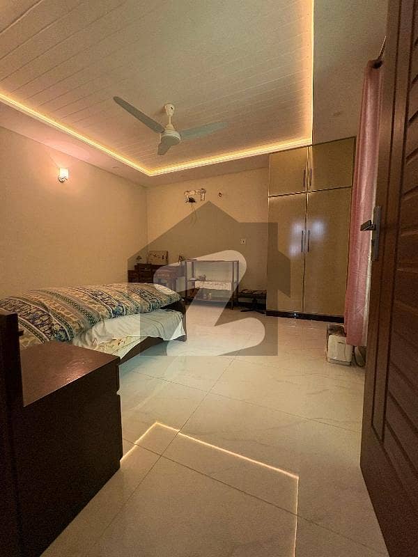 حیات آباد فیز 2 - جے3 حیات آباد فیز 2,حیات آباد,پشاور میں 8 کمروں کا 1 کنال مکان 8.0 کروڑ میں برائے فروخت۔