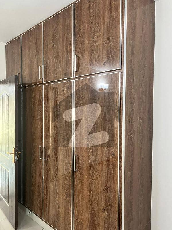 عسکری 10 - سیکٹر ایس عسکری 10,عسکری,لاہور میں 4 کمروں کا 12 مرلہ فلیٹ 4.6 کروڑ میں برائے فروخت۔