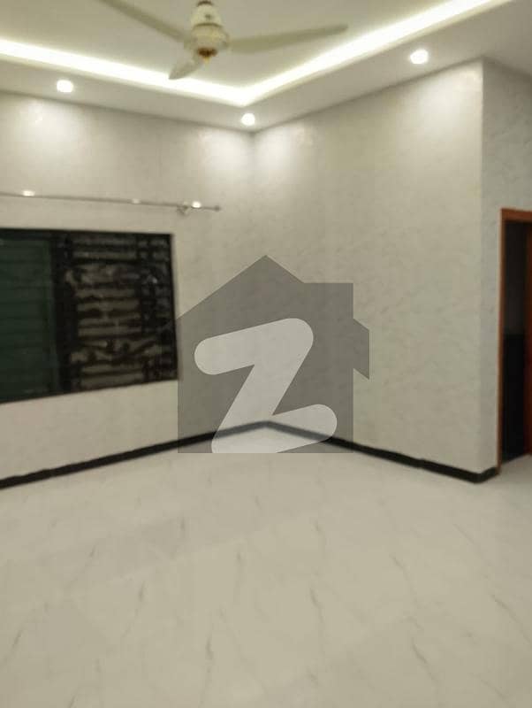 single room available For Rent