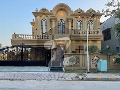 بحریہ ٹاؤن فیز 8 بحریہ ٹاؤن راولپنڈی,راولپنڈی میں 6 کمروں کا 1 کنال مکان 12.0 کروڑ میں برائے فروخت۔