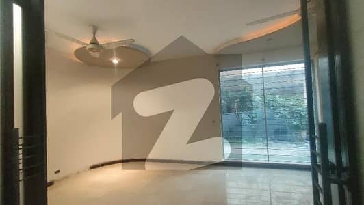 ڈی ایچ اے فیز 4 ڈیفنس (ڈی ایچ اے),لاہور میں 5 کمروں کا 1 کنال مکان 2.5 لاکھ میں کرایہ پر دستیاب ہے۔