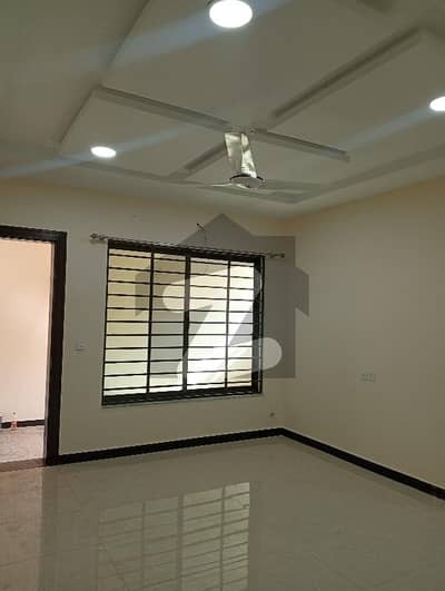 جناح گارڈنز فیز 1 جناح گارڈنز,ایف ای سی ایچ ایس,اسلام آباد میں 4 کمروں کا 7 مرلہ مکان 2.9 کروڑ میں برائے فروخت۔