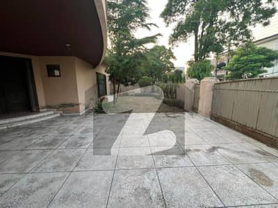 ای ایم ای سوسائٹی ۔ بلاک ڈی ای ایم ای سوسائٹی,لاہور میں 5 کمروں کا 10 مرلہ مکان 7.5 کروڑ میں برائے فروخت۔