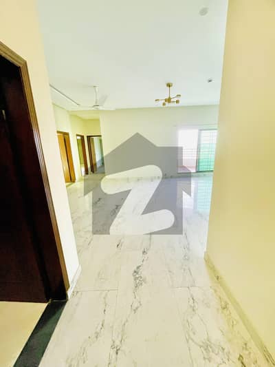 عسکری 10 - سیکٹر ایس عسکری 10,عسکری,لاہور میں 3 کمروں کا 10 مرلہ فلیٹ 4.15 کروڑ میں برائے فروخت۔