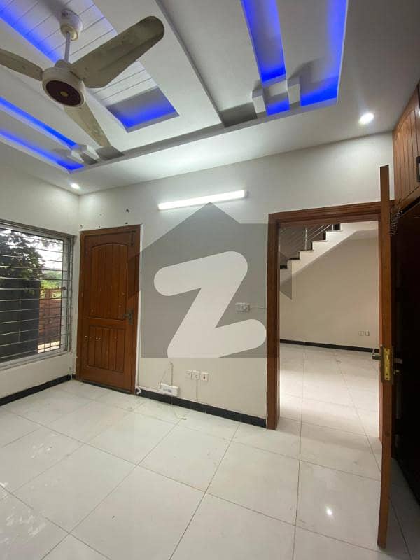 BEAUTIFUL LOCATION GROUND PORTION FOR RENT