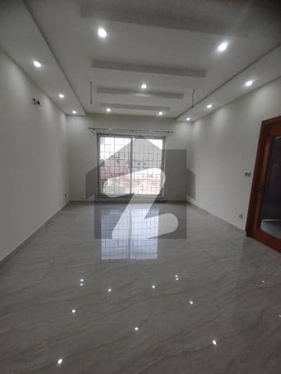 ایل ڈی اے ایوینیو لاہور میں 3 کمروں کا 1 کنال بالائی پورشن 85.0 ہزار میں کرایہ پر دستیاب ہے۔