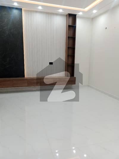 فارمانئیٹس ہاؤسنگ سکیم لاہور میں 1 کمرے کا 5 مرلہ زیریں پورشن 42.0 ہزار میں کرایہ پر دستیاب ہے۔