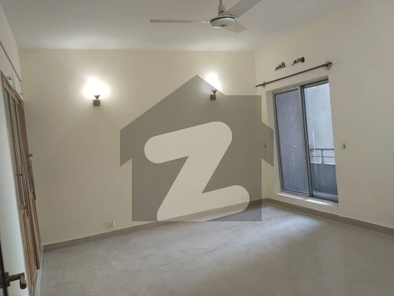 ایف ۔ 11 اسلام آباد میں 4 کمروں کا 16 مرلہ فلیٹ 2.5 لاکھ میں کرایہ پر دستیاب ہے۔