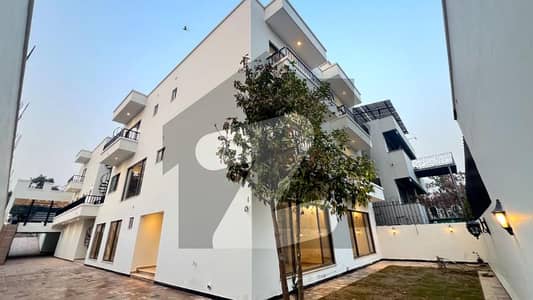 ایف ۔ 7 اسلام آباد میں 11 کمروں کا 2 کنال مکان 20.0 لاکھ میں کرایہ پر دستیاب ہے۔