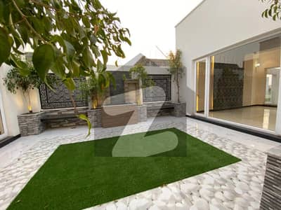 Stunning 1 Kanal Designer House Prime DHA Location