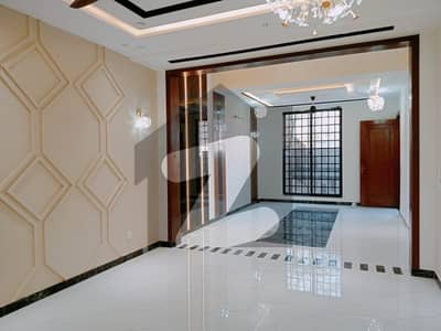 ایل ڈی اے ایوینیو لاہور میں 6 کمروں کا 10 مرلہ مکان 4.25 کروڑ میں برائے فروخت۔