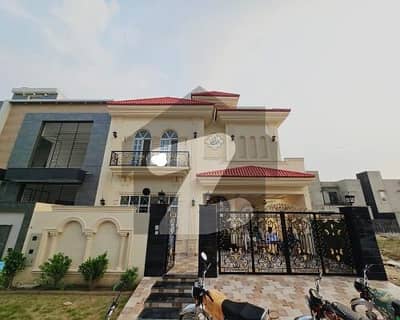 10 Marla House for sale in Paragon City wood