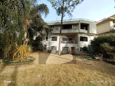 F10 Corner House size 922 Sy With 5 Kanal Extra land