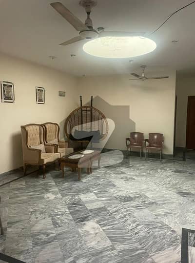 پنجاب سمال انڈسٹریز کالونی لاہور میں 2 کمروں کا 14 مرلہ مکان 70.0 ہزار میں کرایہ پر دستیاب ہے۔