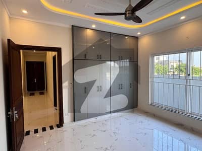 ٹاپ سٹی 1 اسلام آباد میں 5 کمروں کا 10 مرلہ مکان 3.65 کروڑ میں برائے فروخت۔